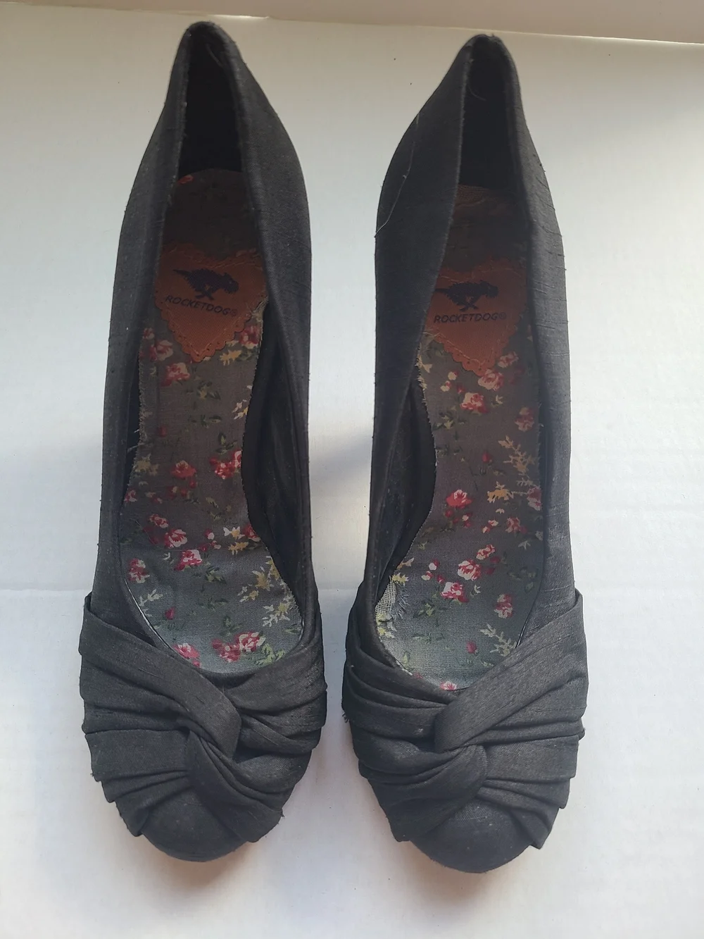 Rocket Dog Black Knot-Front Pumps with Floral Insole